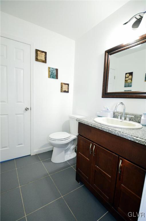 8757 South Loop Road Slatington, PA 18080 - Photo 17 of 50 Full bath -Turns into powder room with divider doo