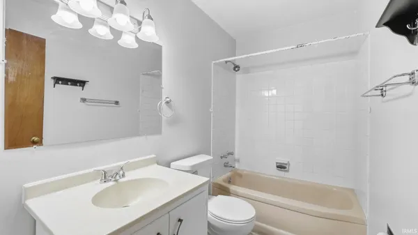 $228,800 | 2824 Ashcroft Drive, Fort Wayne, IN 46806