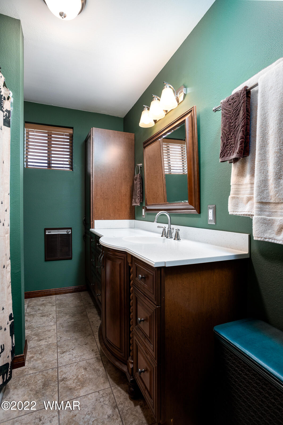 2840 Lodgepole Road Overgaard, AZ 85933 - Photo 20 of 30 a bathroom with a sink and a mirror