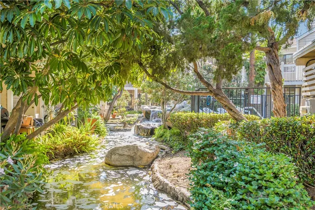 a view of a back yard