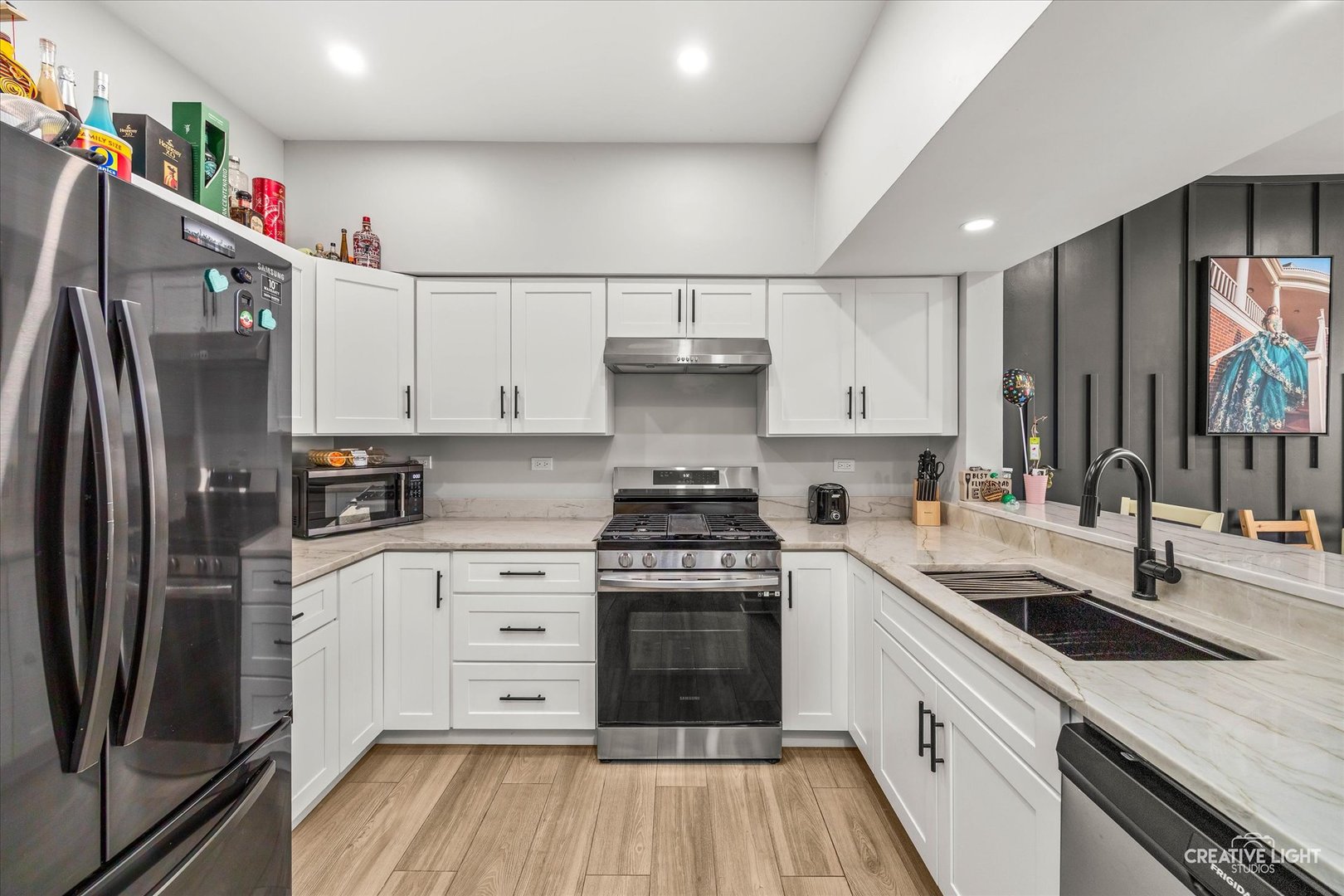 1426 Grandview Court Algonquin, IL 60102 - Photo 8 of 28 a kitchen with a sink stove and refrigerator