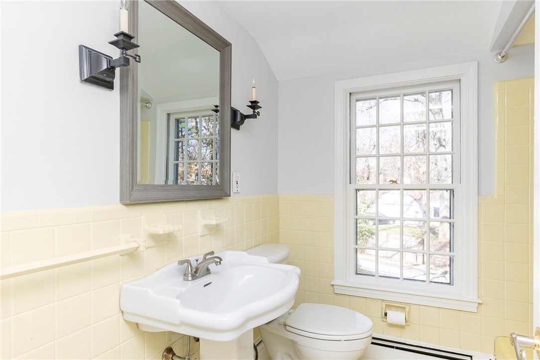 285 Crestwood Road Warwick, RI 02886 - Photo 33 of 44 Upstairs Bathroom - Tub/Shower
