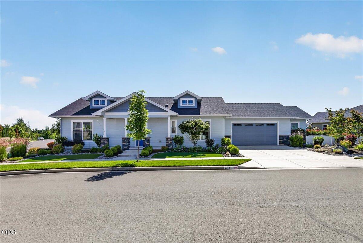 1618 River Run Street Central Point, OR 97502 - Photo 3 of 36