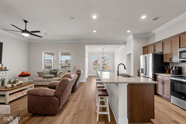 a view of an house with backyard and garden