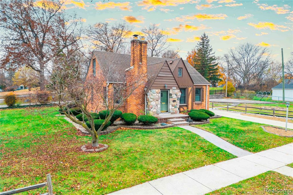 23211 Myrtle Street Dearborn, MI 48128 - Photo 3 of 36