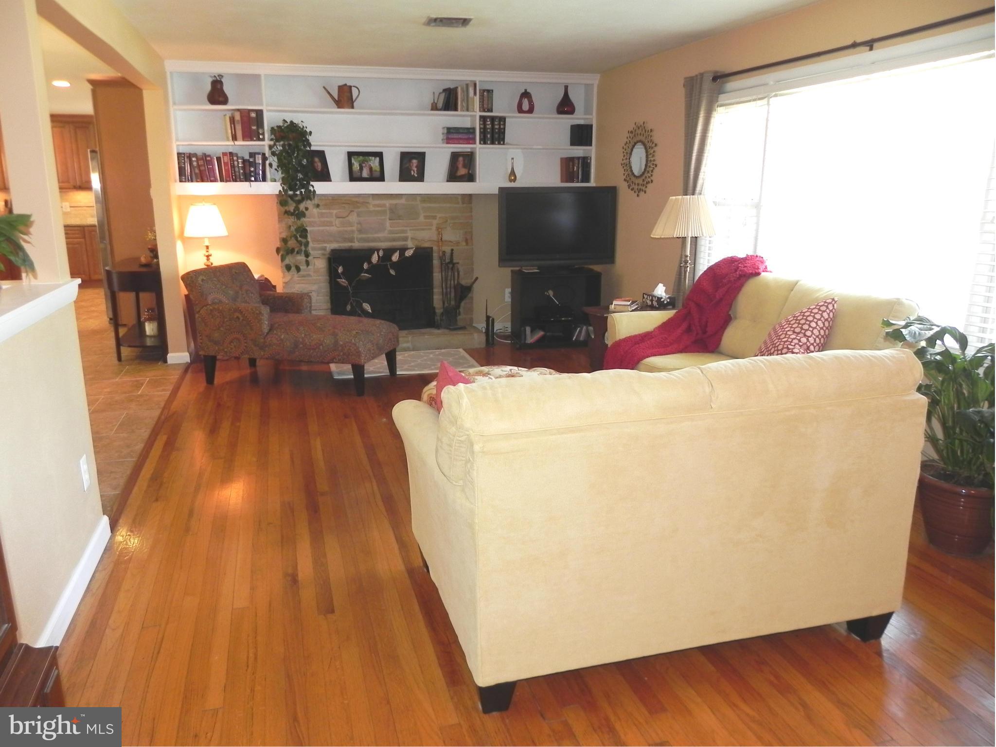 505 Ridge Road Annapolis, MD 21401 - Photo 5 of 30 Family Room w/ gleaming hardwood floors