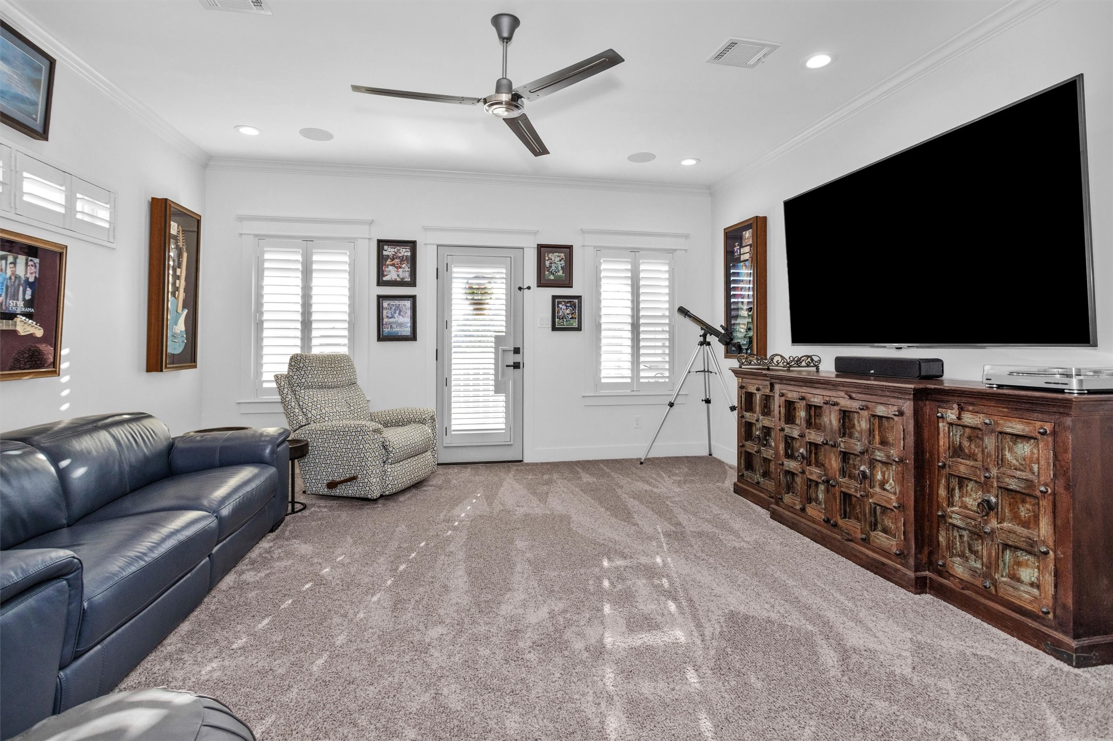 1202 Walton Street Houston, TX 77009 - Photo 20 of 32 Versatile Flex Space – Ideal as a Game Room, Media Room, Playroom, or Home Office