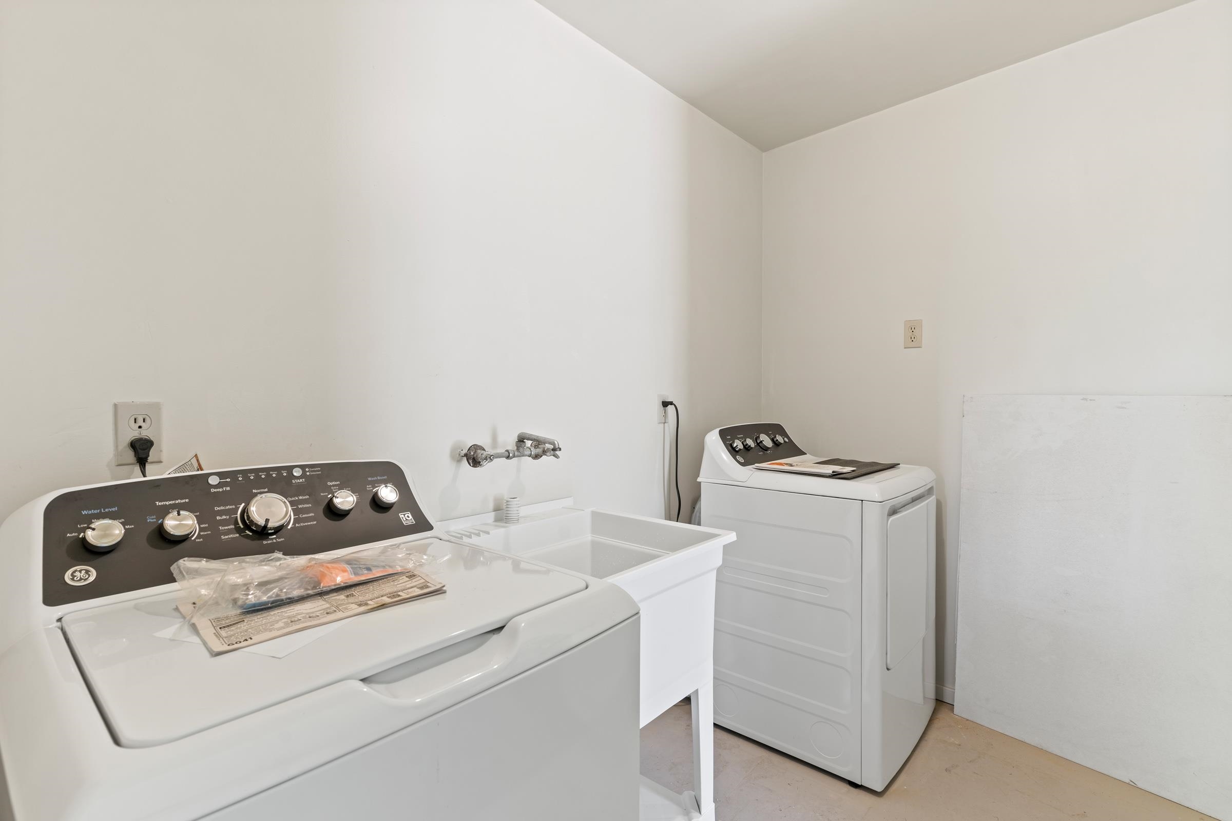 575 Awalau Road Haiku, HI 96708 - Photo 23 of 50 a utility room with dryer and washer