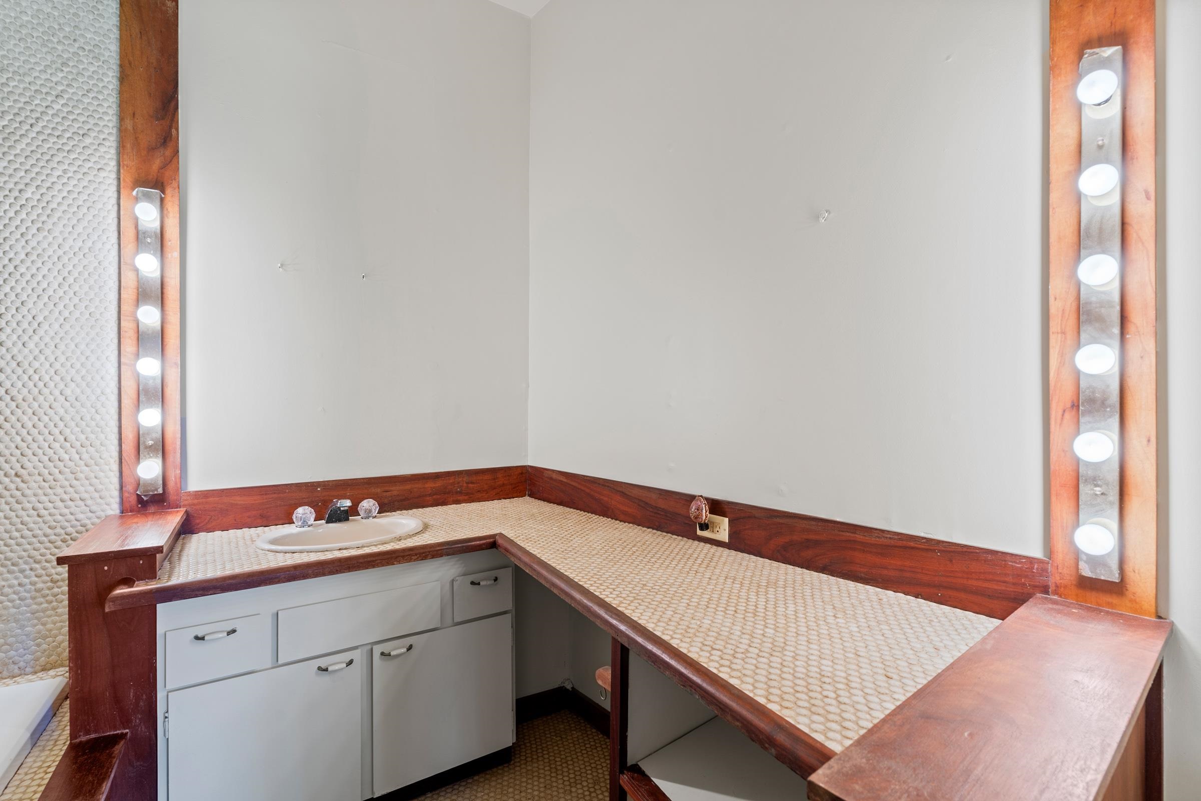 575 Awalau Road Haiku, HI 96708 - Photo 25 of 50 a utility room with a sink