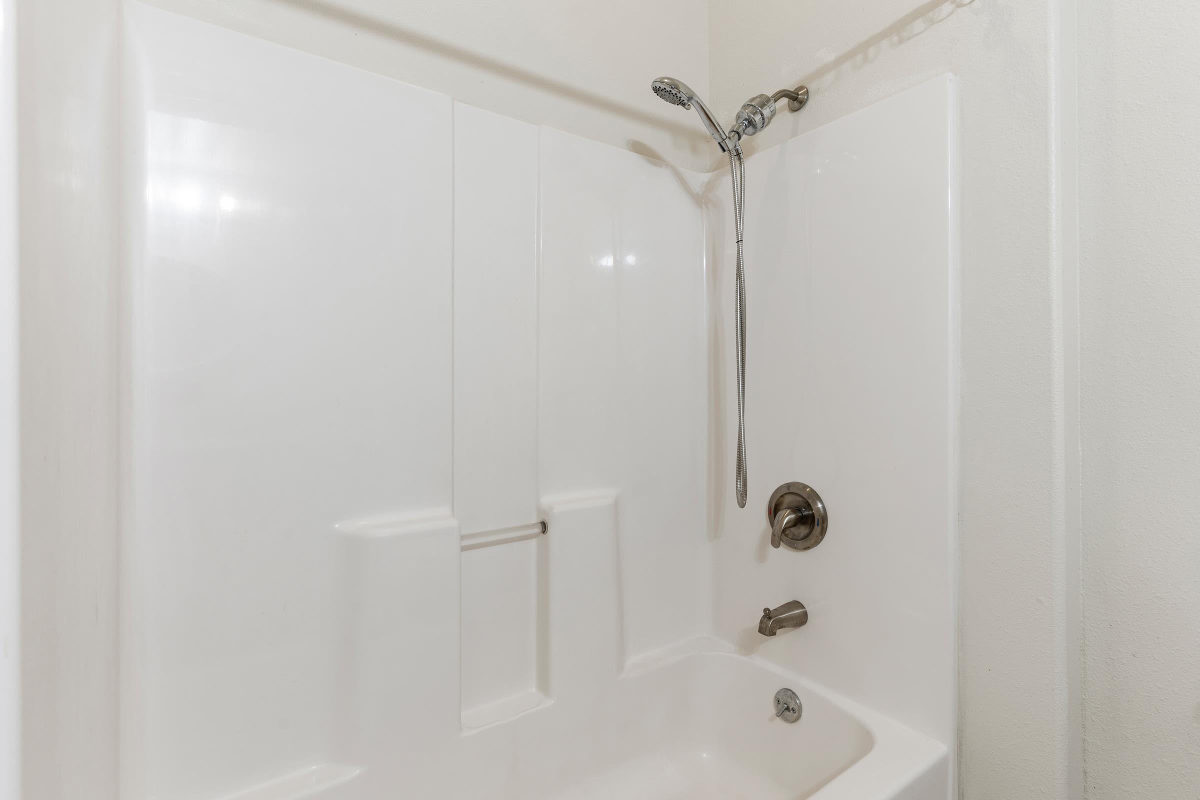 575 Awalau Road Haiku, HI 96708 - Photo 45 of 50 a bathroom with a bathtub