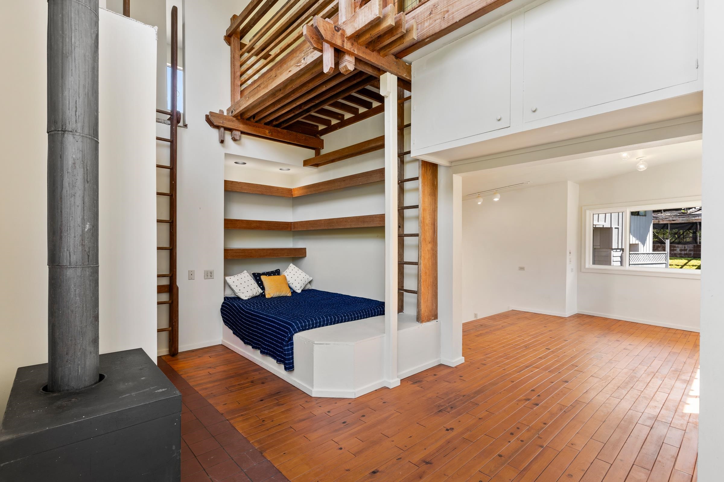 575 Awalau Road Haiku, HI 96708 - Photo 10 of 50 a bedroom with a bed and a window