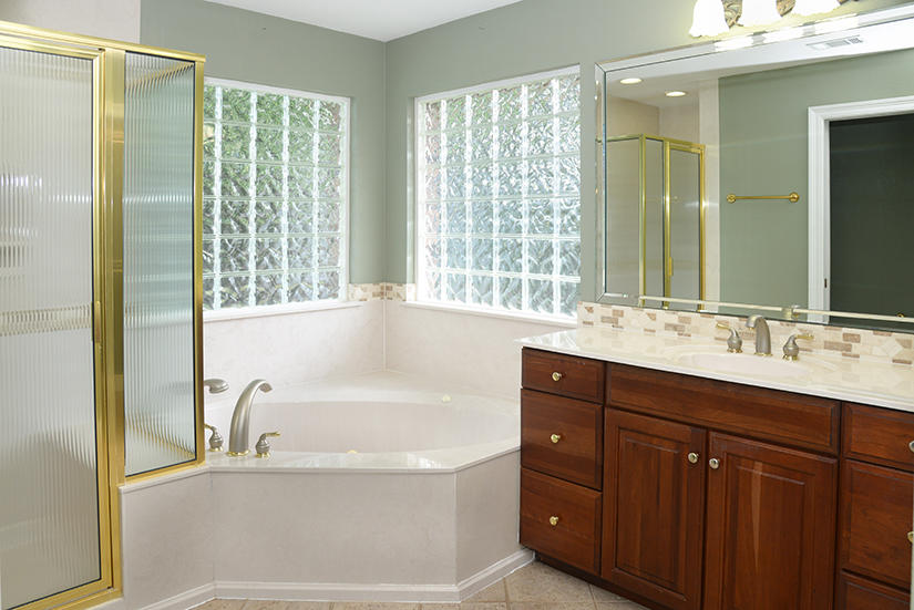 7 Elkwood Court Shalimar, FL 32579 - Photo 12 of 23 a bathroom with a tub sink and mirror