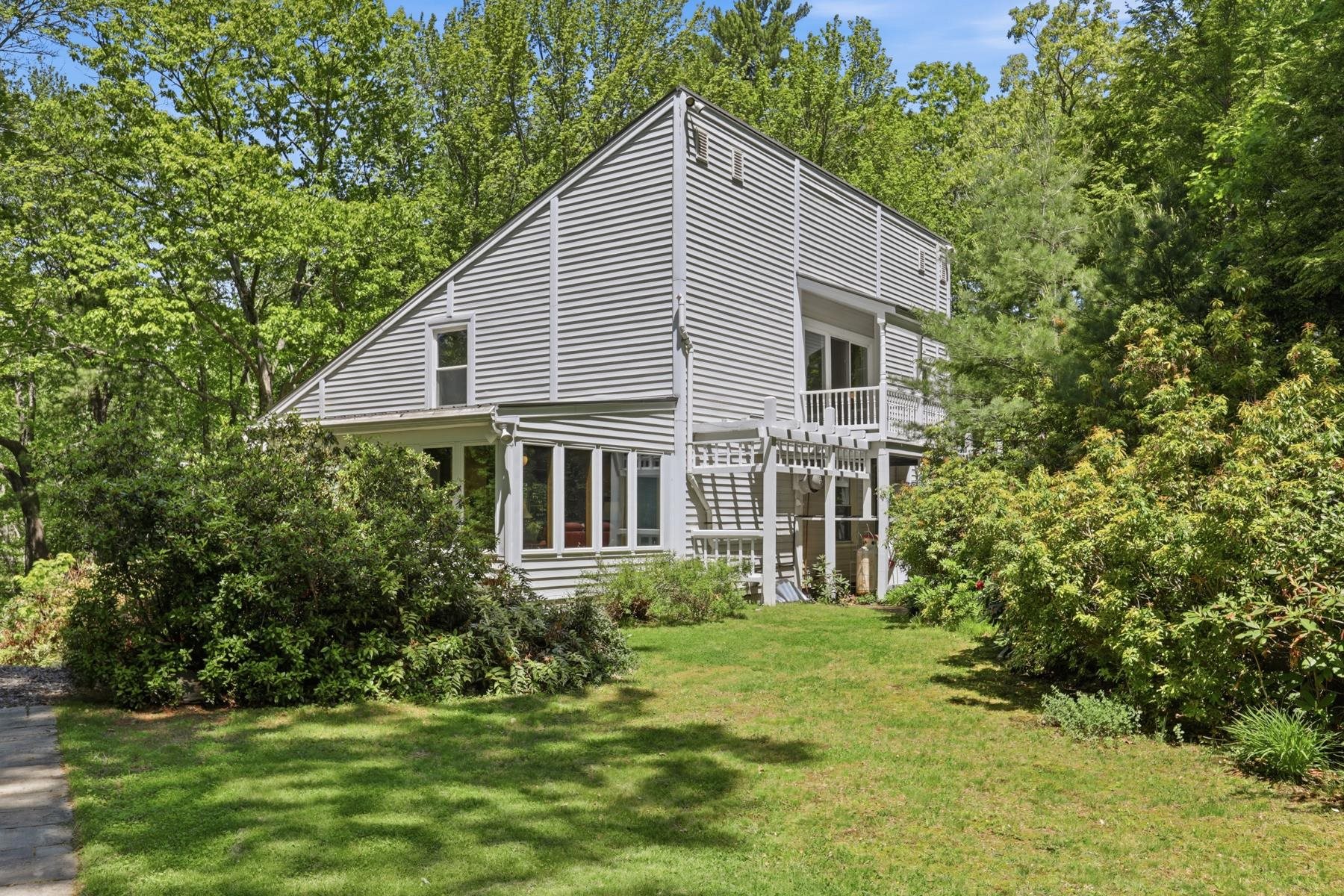 22 Hemlock Circle Sandown, NH 03873 - Photo 3 of 58