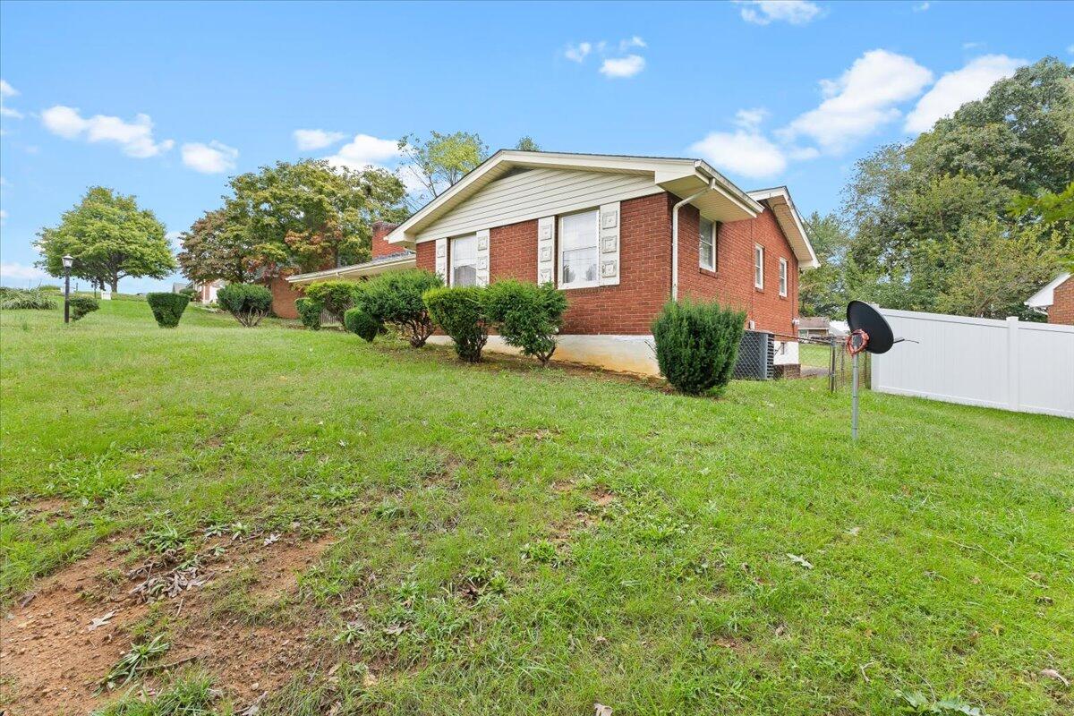 107 Frontier Road Northeast Roanoke, VA 24012 - Photo 3 of 25 Mid Century ranch style home