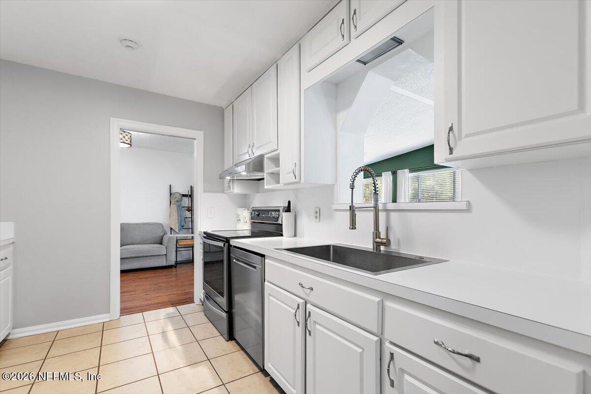 560 Mandalay Road Jacksonville, FL 32216 - Photo 7 of 27 06-Kitchen