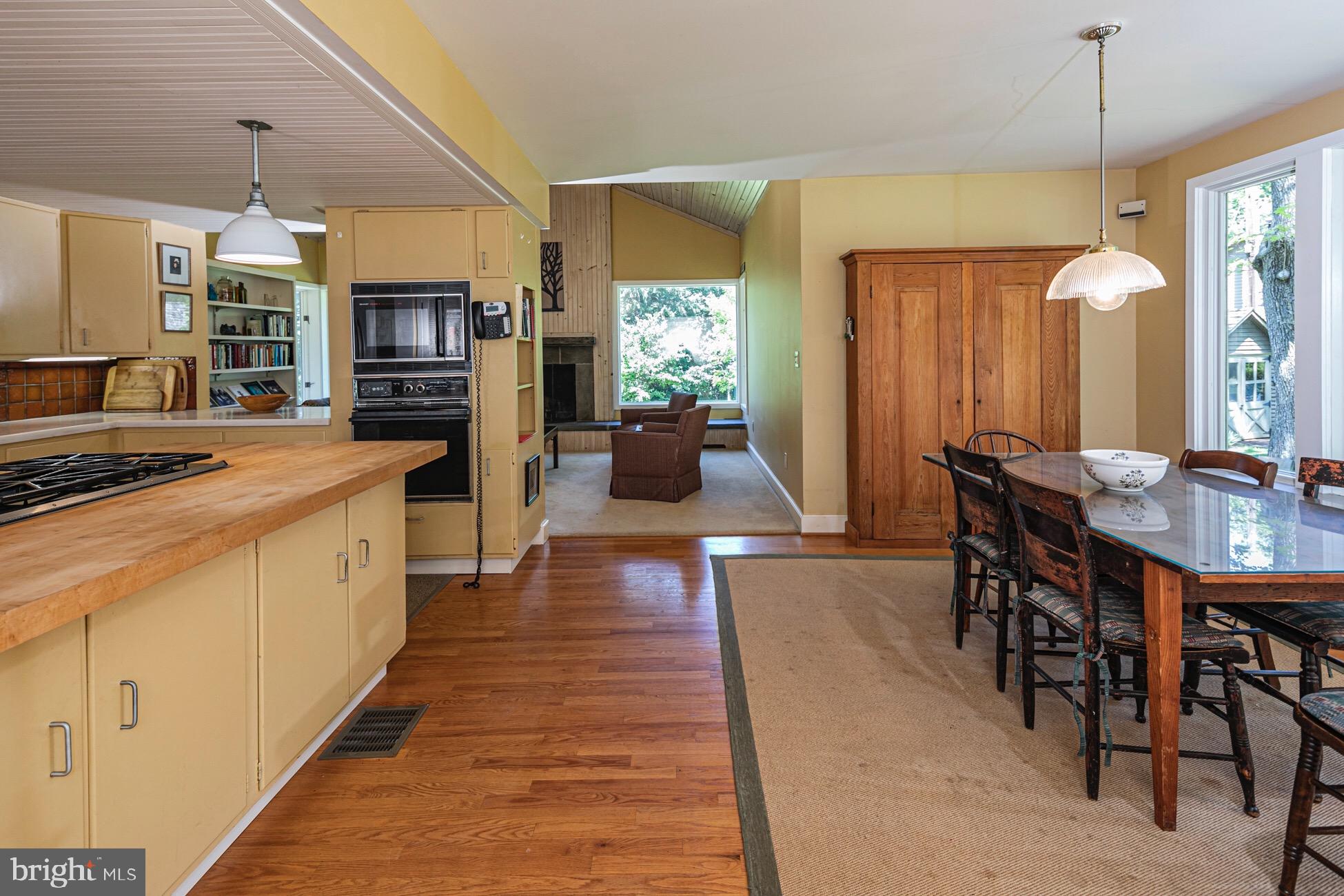 423 Ellisdale Road Crosswicks, NJ 08515 - Photo 8 of 39 Eat-In Kitchen