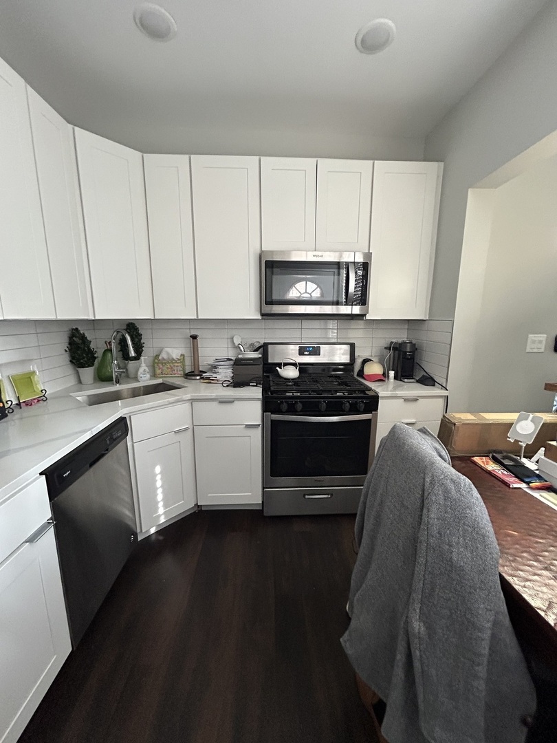 709 West Barry Avenue, Unit S2 Chicago, IL 60657 - Photo 2 of 11