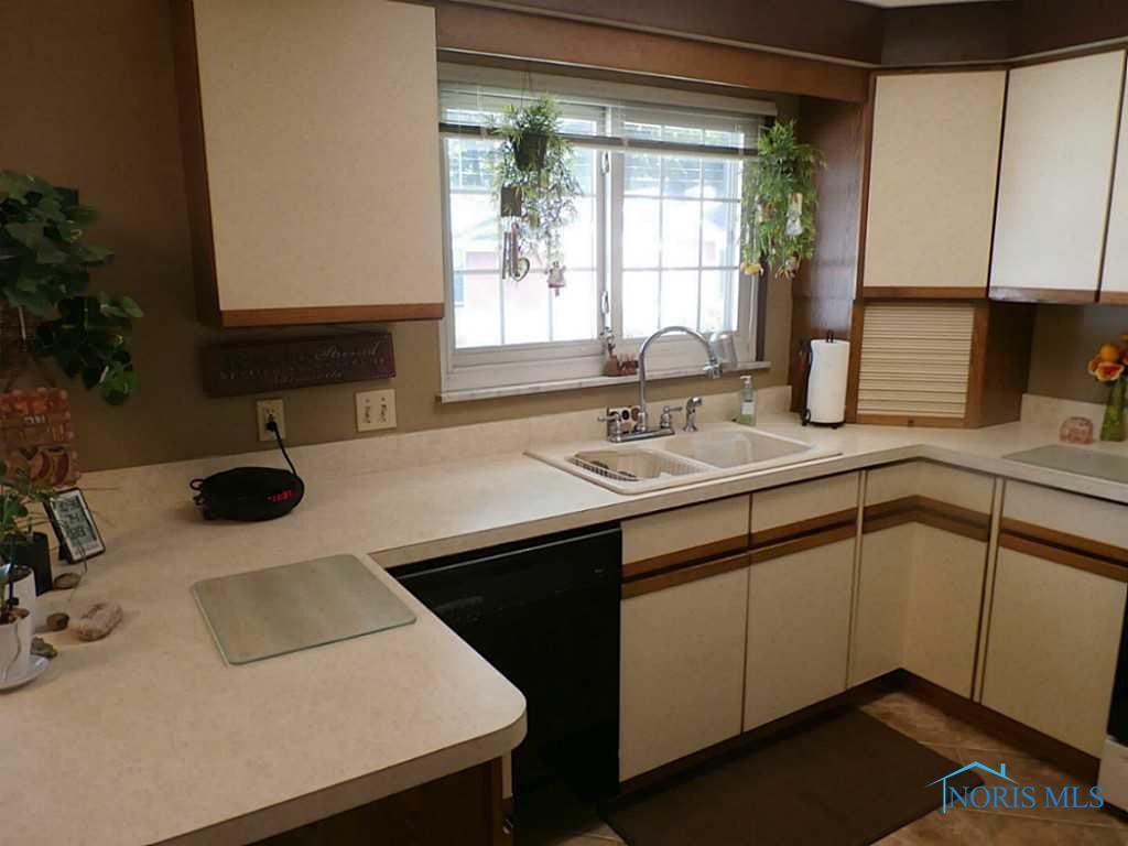4048 Gilhouse Road Toledo, OH 43623 - Photo 7 of 16 Kitchen.
