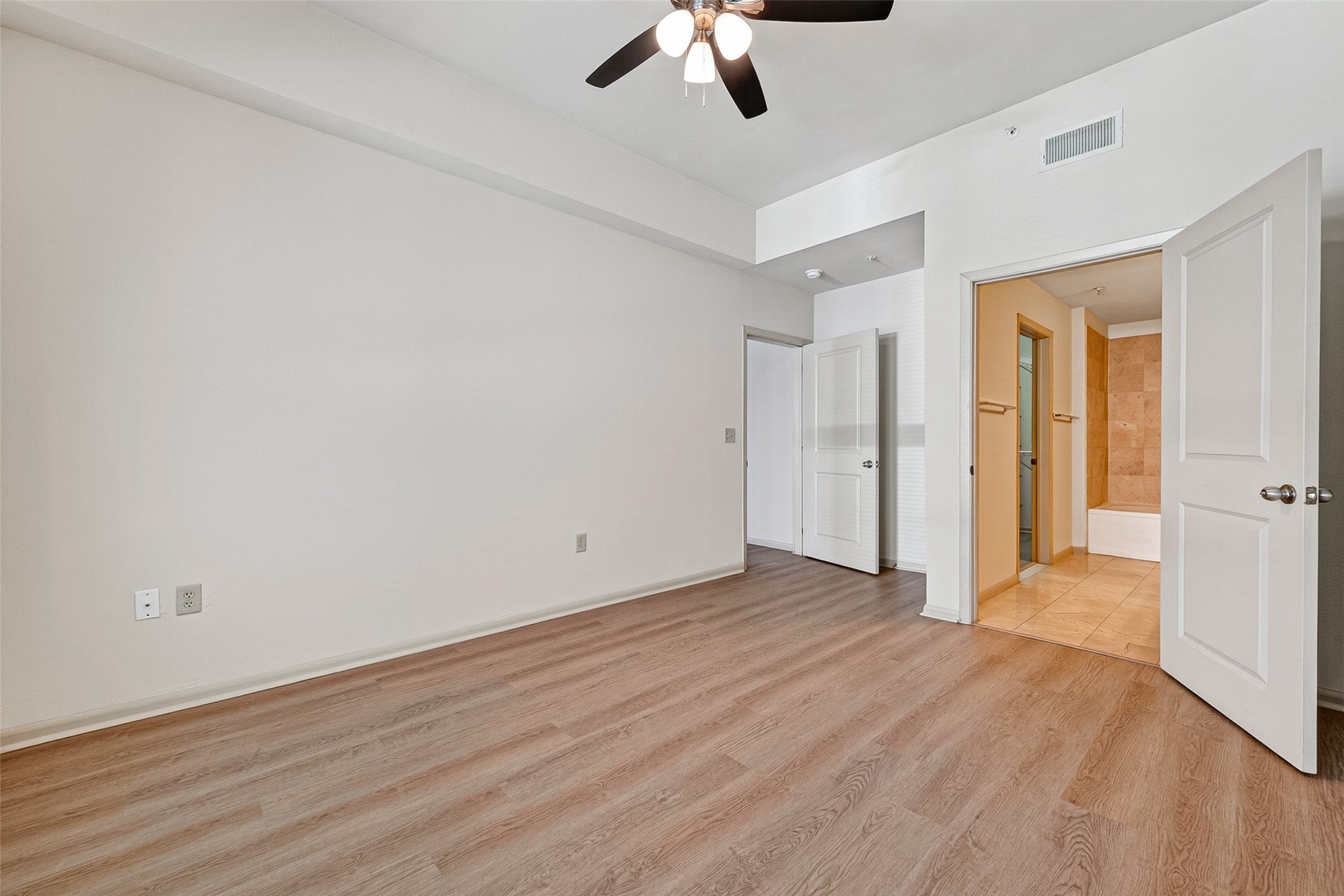 3505 Sage Road, Unit 115 Houston, TX 77056 - Photo 15 of 30 Gallery Image 15