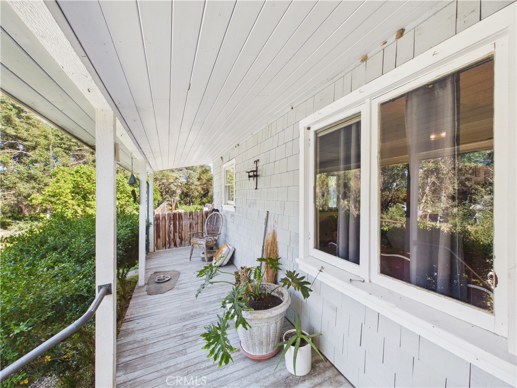 4208 Ramsden Road Mariposa, CA 95338 - Photo 24 of 42 a view of a balcony with chairs potted plants