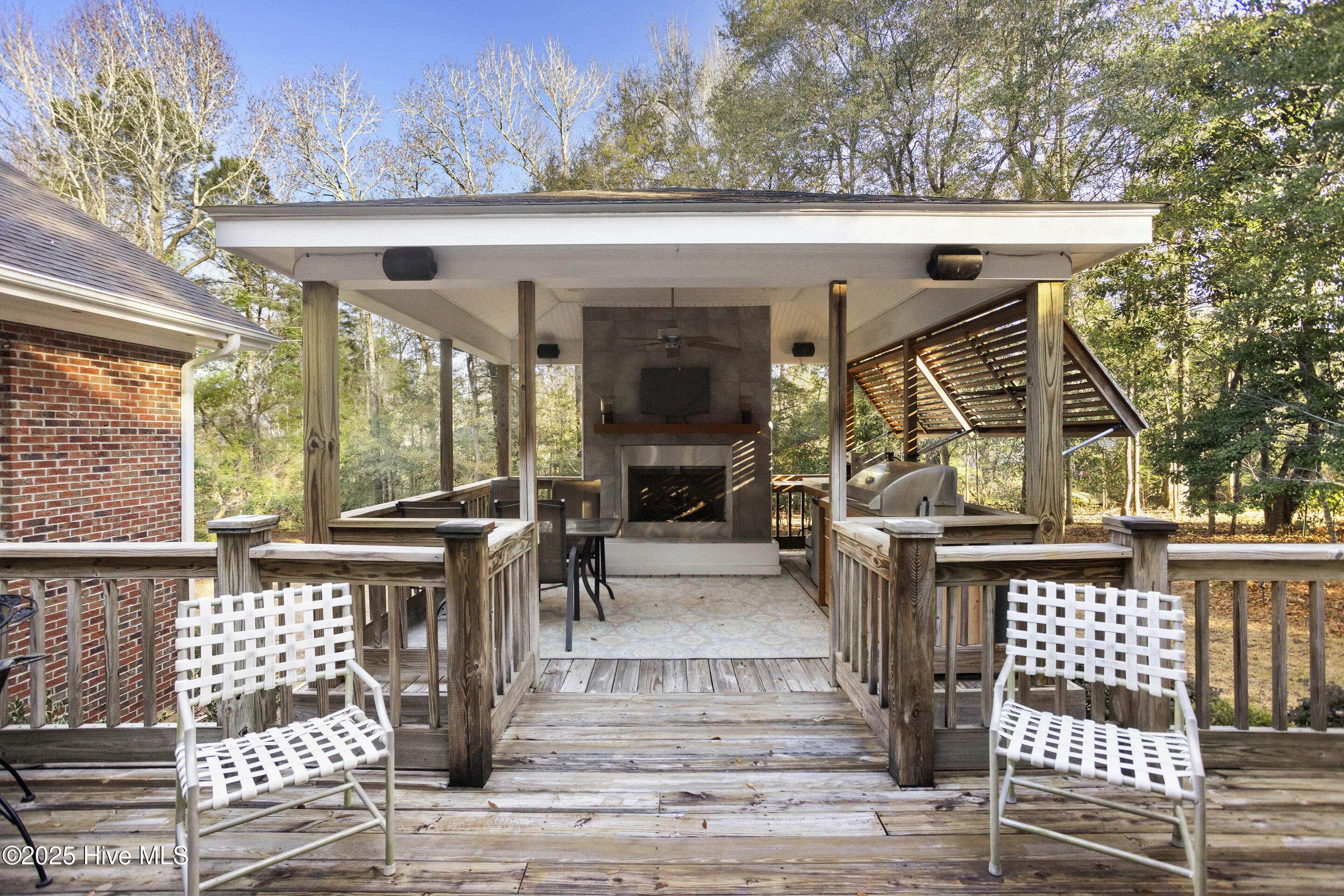 286 Goose Neck Road West Rocky Point, NC 28457 - Photo 33 of 49 Outdoor fireplace and kitchen
