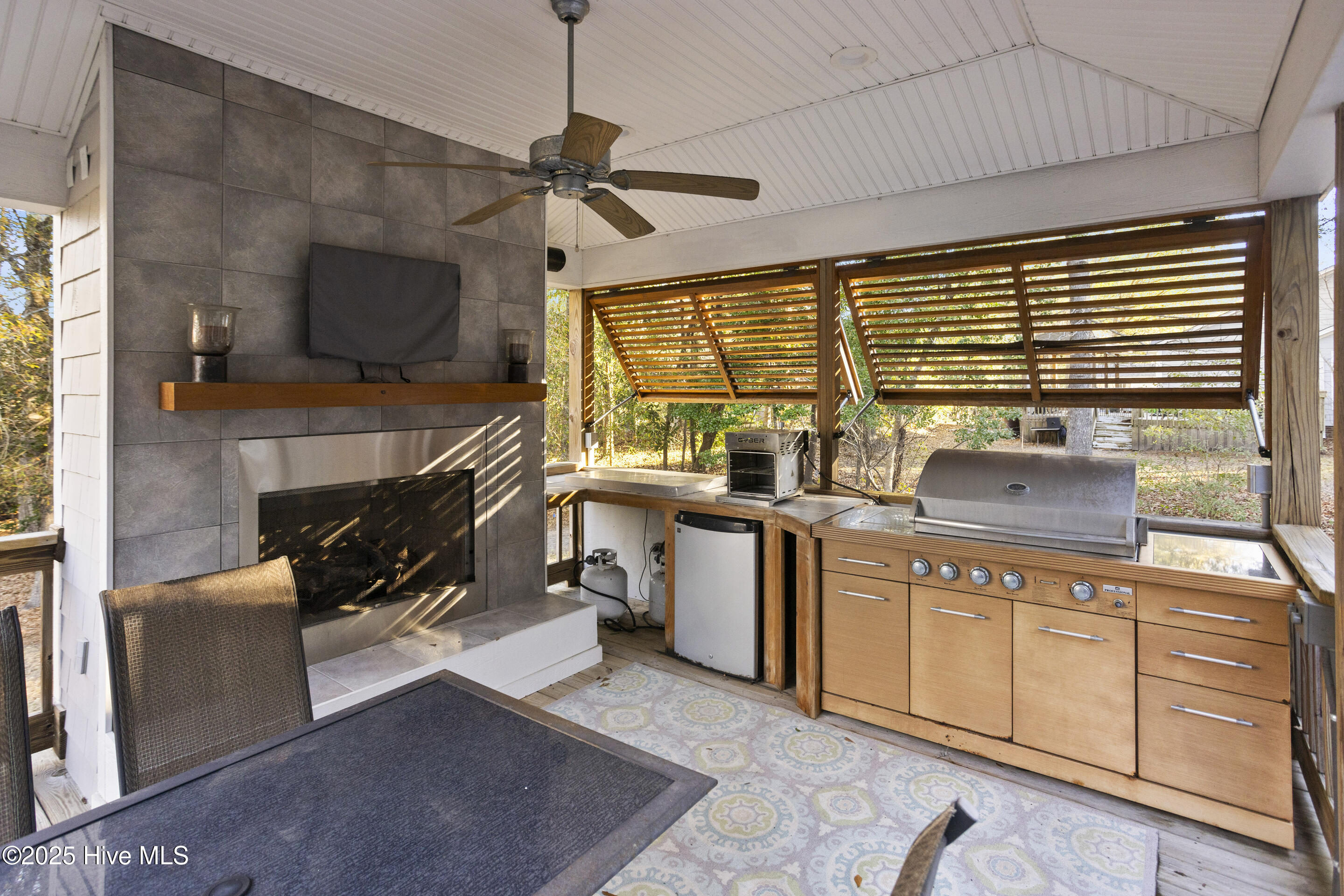 286 Goose Neck Road West Rocky Point, NC 28457 - Photo 34 of 49 Outdoor fireplace and kitchen