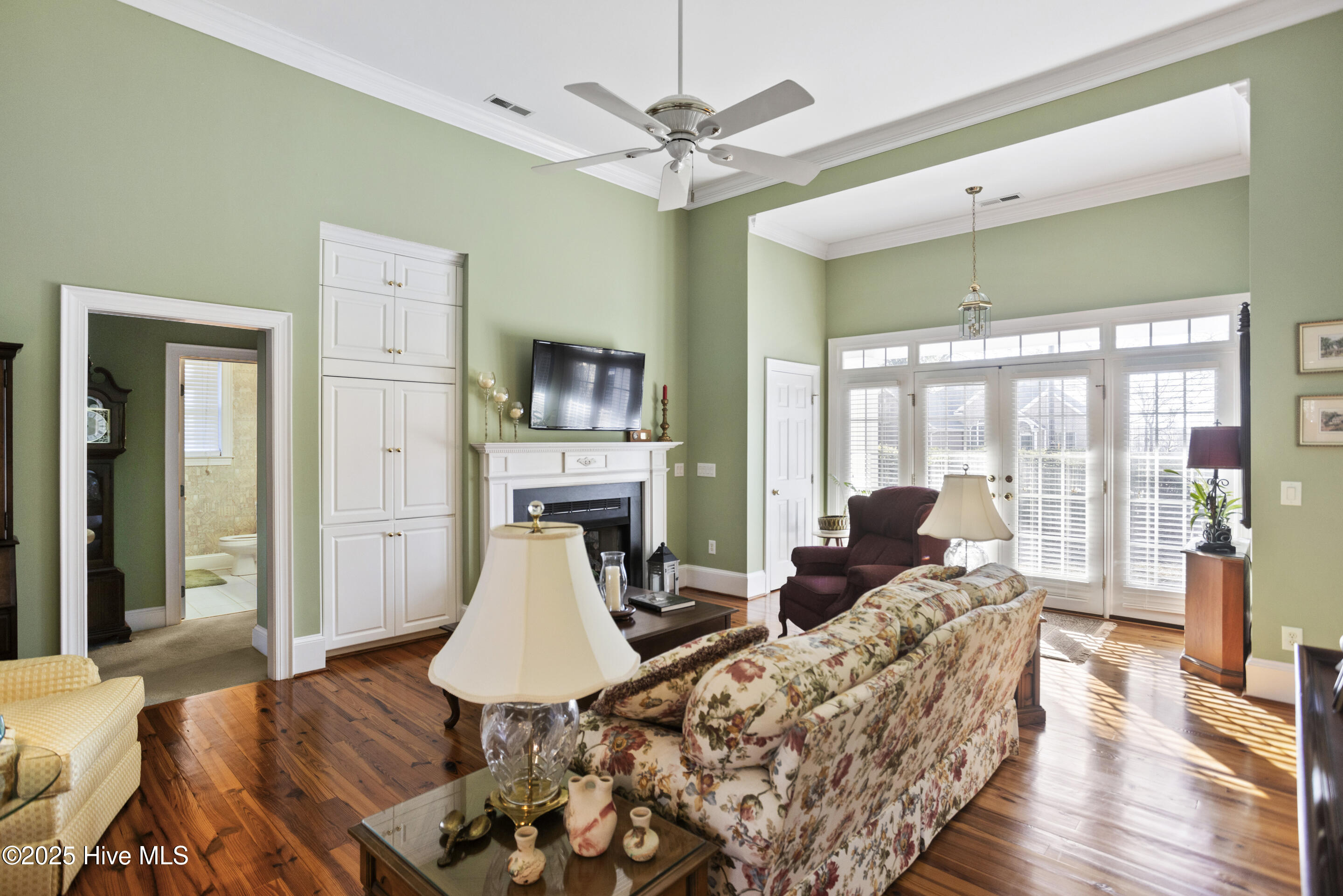 286 Goose Neck Road West Rocky Point, NC 28457 - Photo 10 of 49 Living room with Tall Ceilings