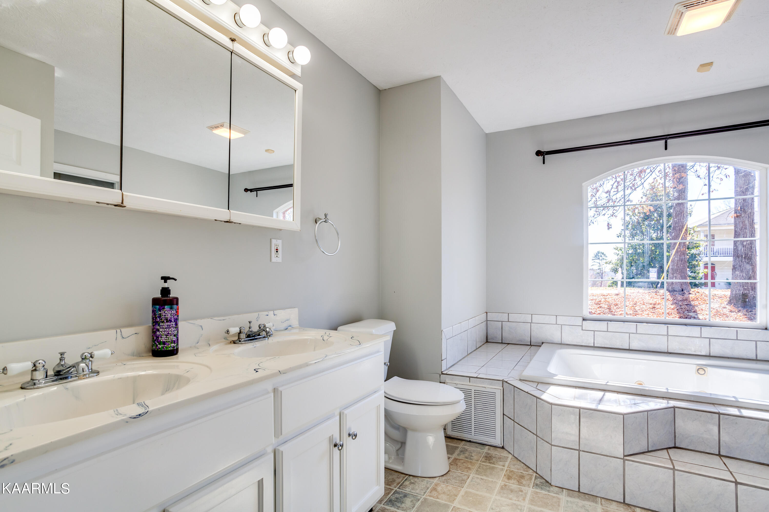 684 Fox Hunter Road Maynardville, TN 37807 - Photo 13 of 32 MASTER BATH