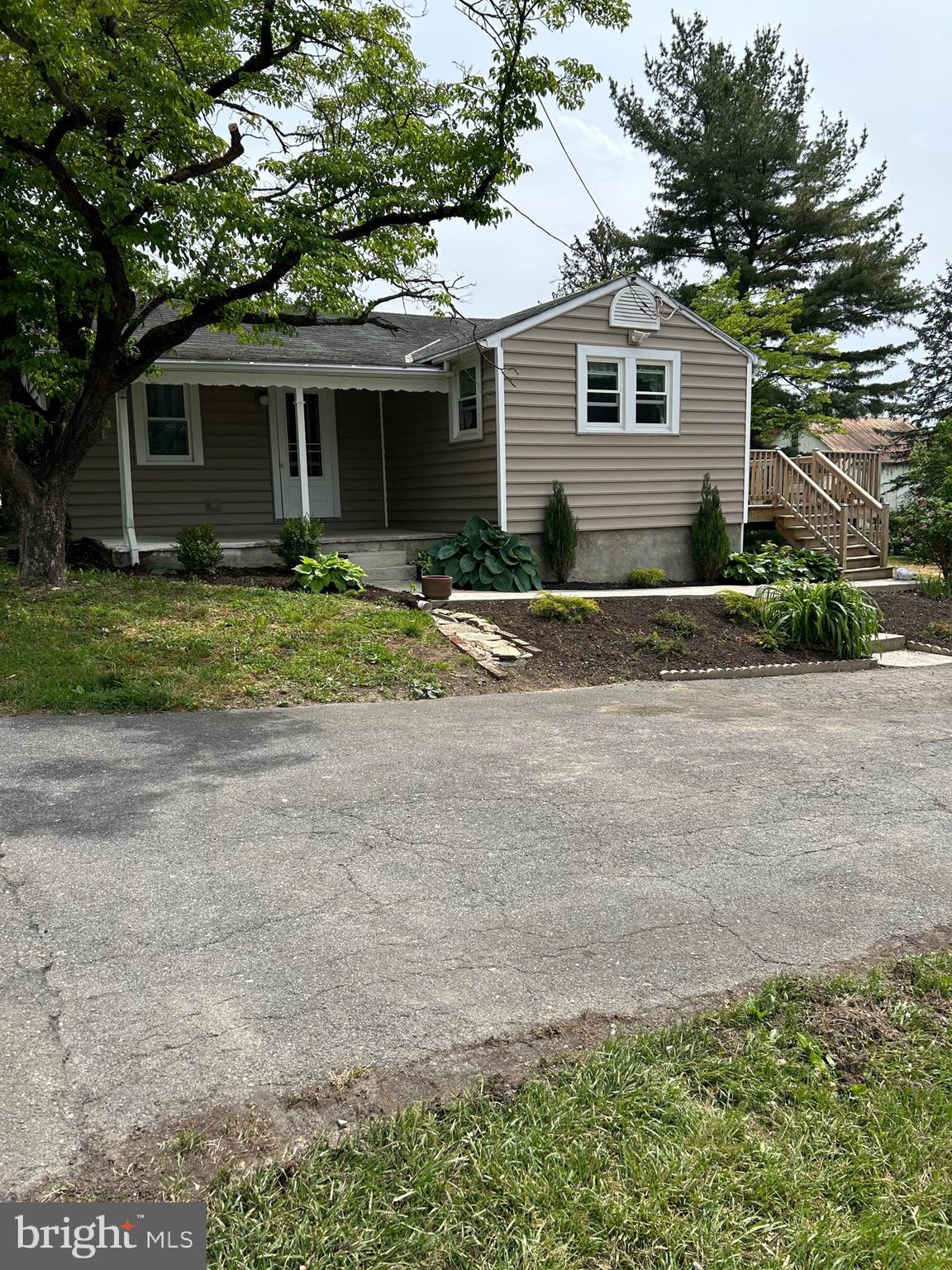 32 North Donerville Road Mountville, PA 17554 - Photo 1 of 18 Front of House