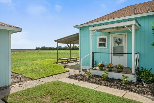 a view of a house with backyard