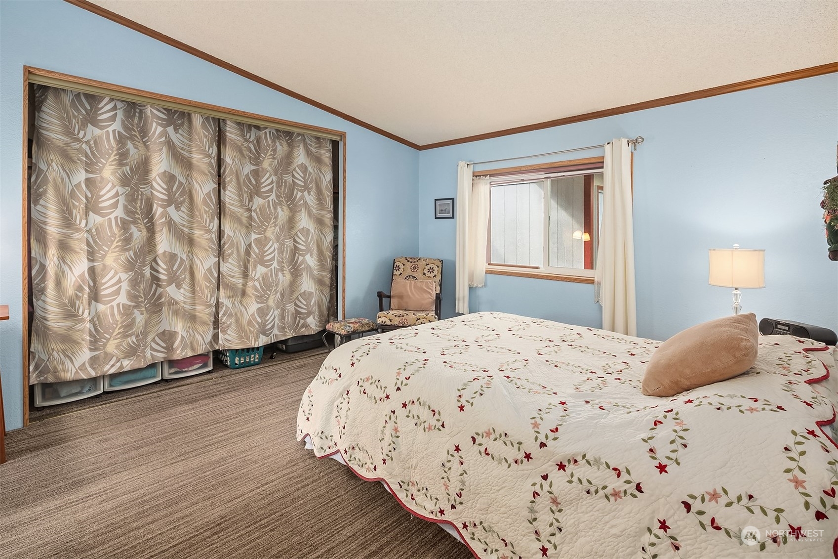 5810 Fleming Street, Unit 33 Everett, WA 98203 - Photo 13 of 28 a bedroom with a large bed and a window