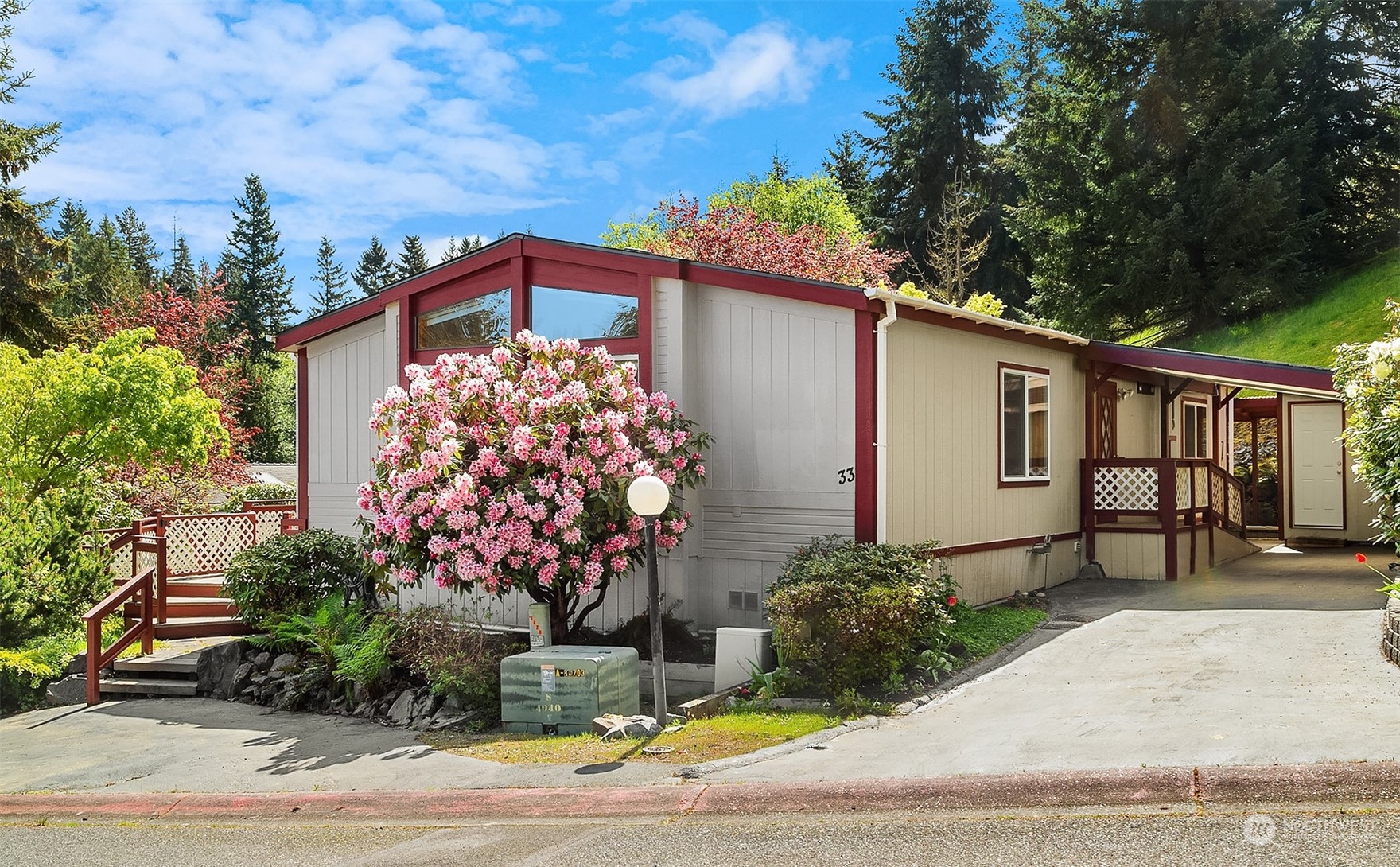 5810 Fleming Street, Unit 33 Everett, WA 98203 - Photo 20 of 28 a front view of a house with garden