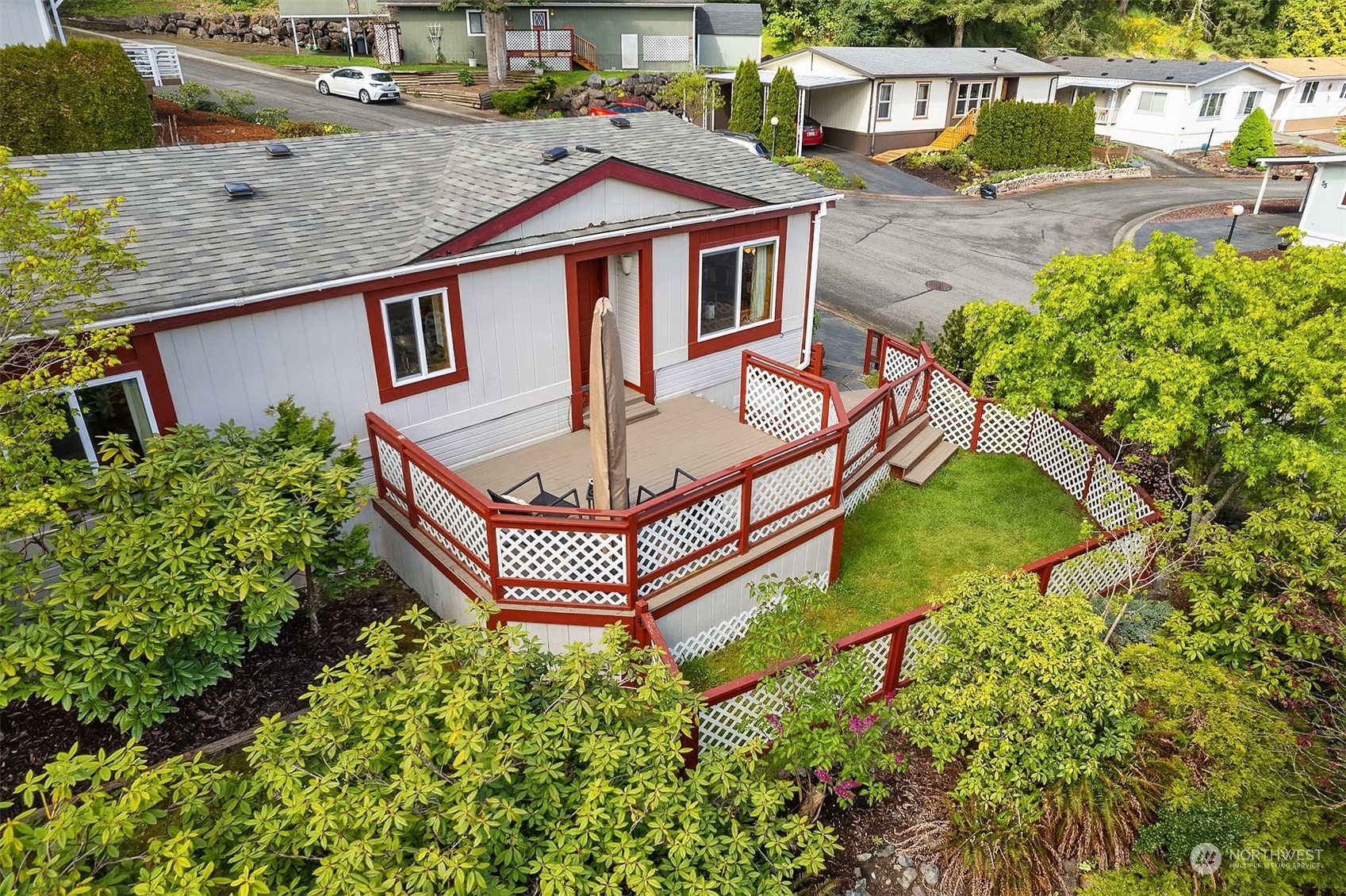 5810 Fleming Street, Unit 33 Everett, WA 98203 - Photo 3 of 28 a front view of a house with garden