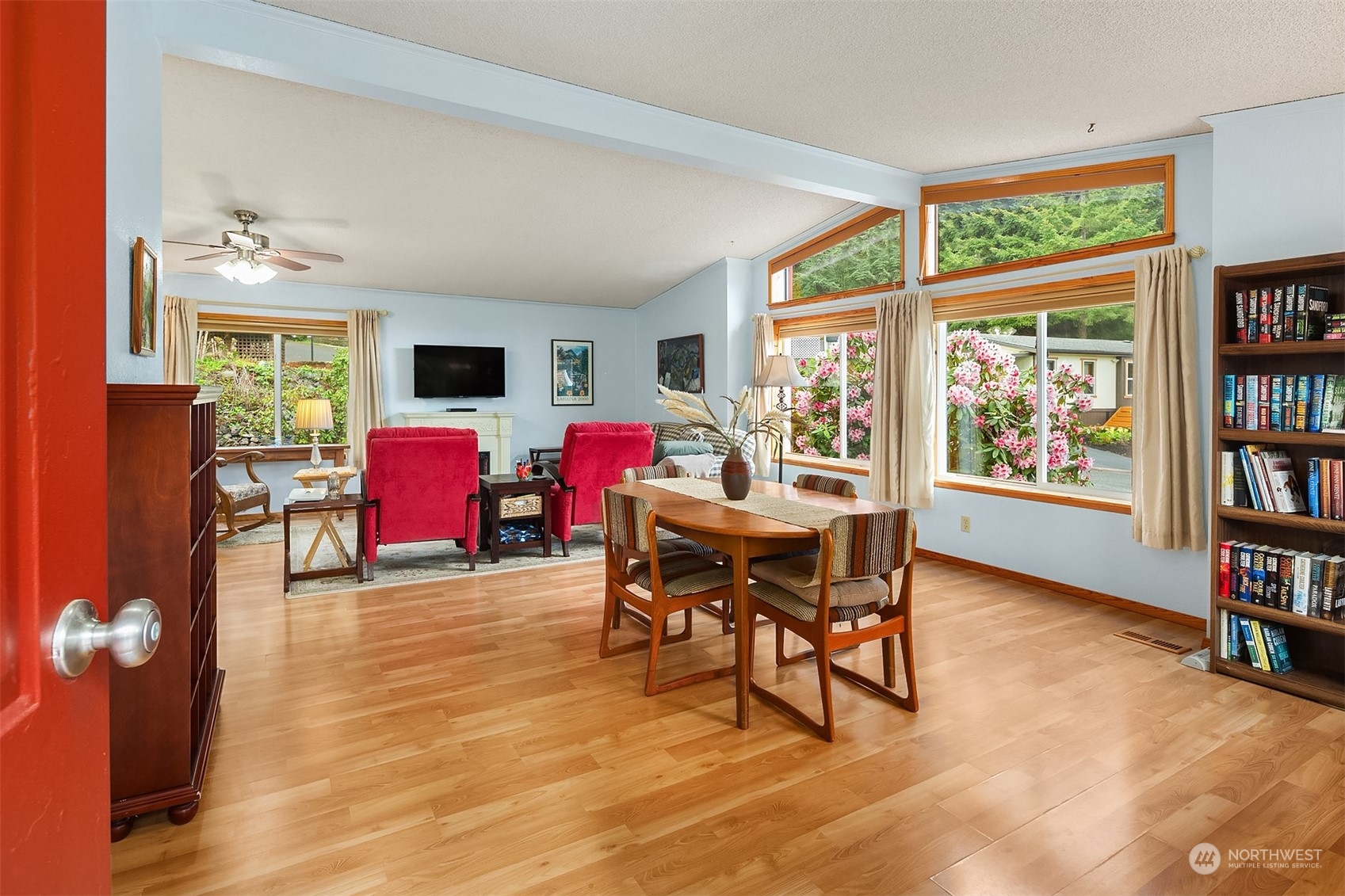 5810 Fleming Street, Unit 33 Everett, WA 98203 - Photo 4 of 28 a view of a livingroom with furniture window and wooden floor