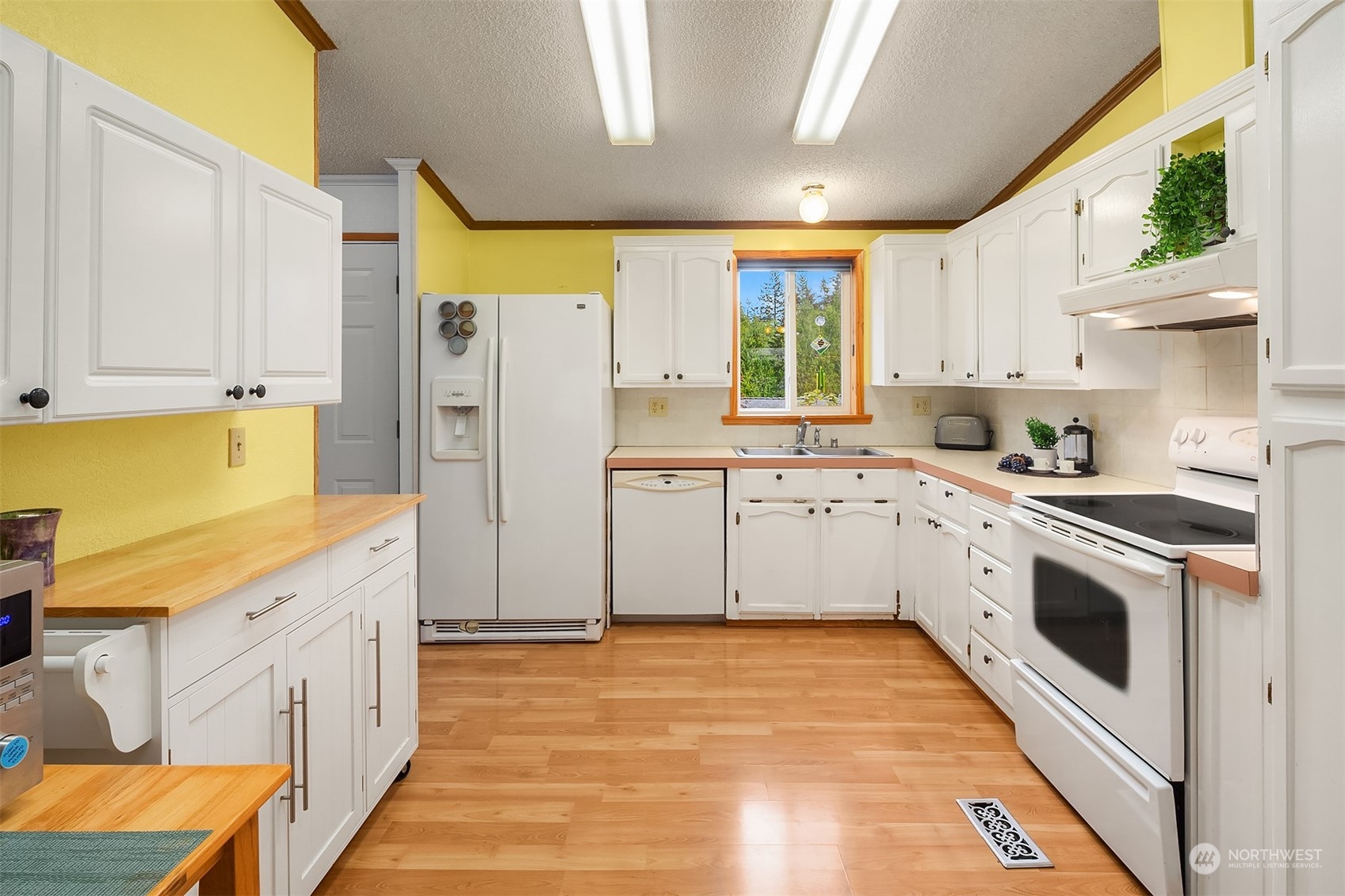 5810 Fleming Street, Unit 33 Everett, WA 98203 - Photo 10 of 28 a kitchen with stainless steel appliances granite countertop a stove a sink and a refrigerator