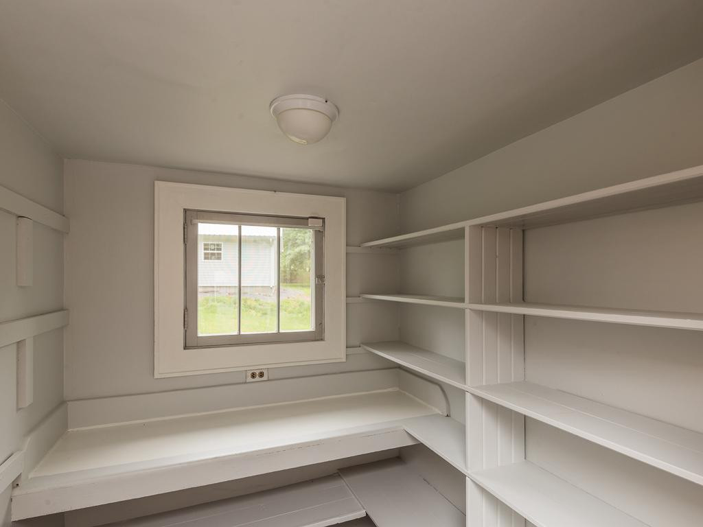 370 Palmer Road Kingsport, TN 37660 - Photo 12 of 26 Large WakIn Pantry
