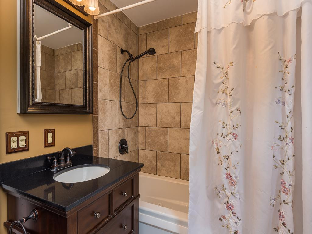 370 Palmer Road Kingsport, TN 37660 - Photo 15 of 26 Updated Full Bath on Main