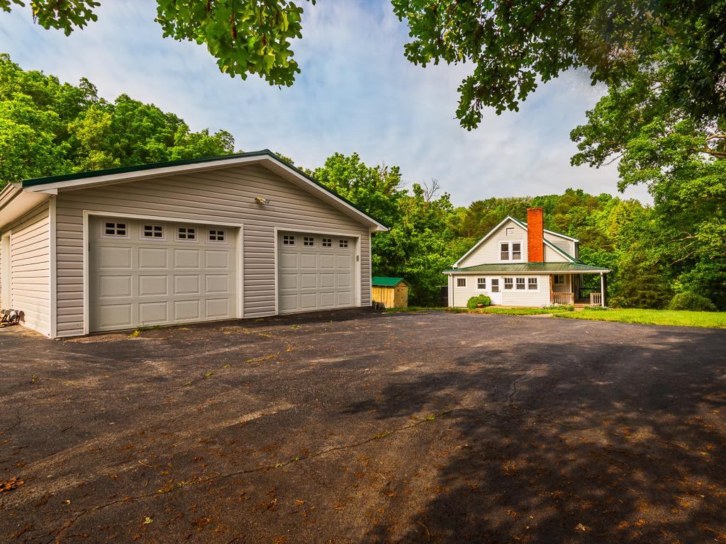 370 Palmer Road Kingsport, TN 37660 - Photo 2 of 26 Garage Built in 2016
