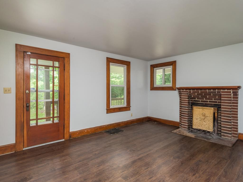 370 Palmer Road Kingsport, TN 37660 - Photo 4 of 26 Original Doors Trim