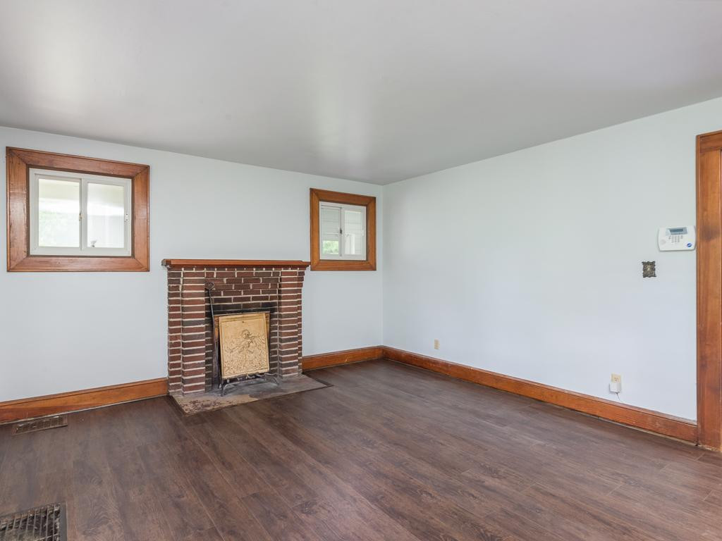 370 Palmer Road Kingsport, TN 37660 - Photo 5 of 26 Pretty Fireplace