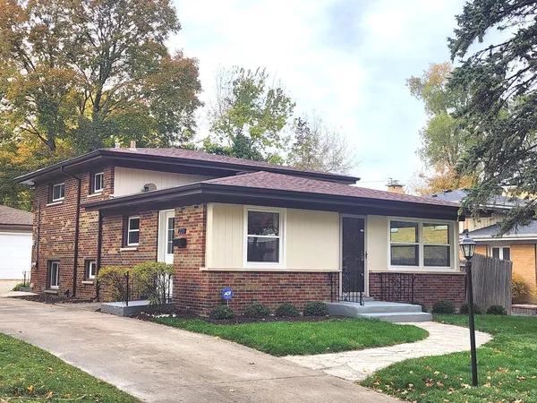 $3,500 | 223 Kenloch Avenue, Libertyville, IL 60048