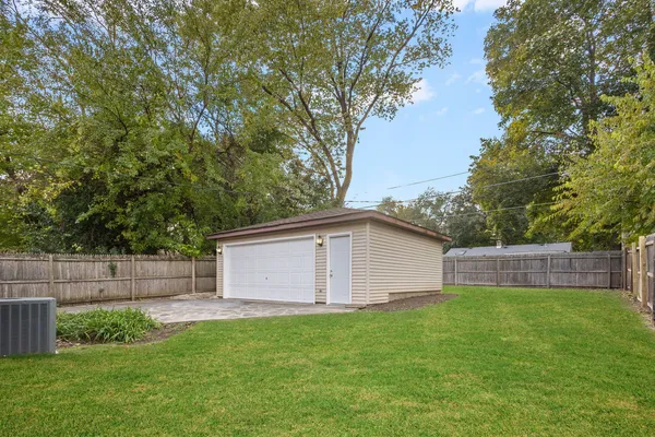 $3,500 | 223 Kenloch Avenue, Libertyville, IL 60048
