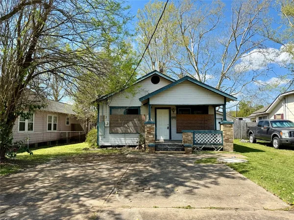 $185,000 | 202 South Magnolia Street, Highlands, TX 77562