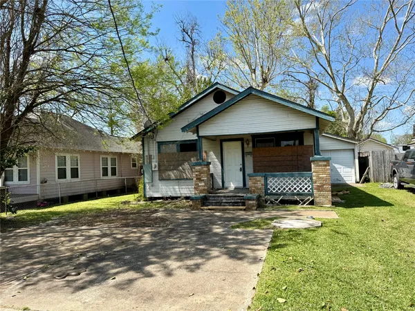 $185,000 | 202 South Magnolia Street, Highlands, TX 77562