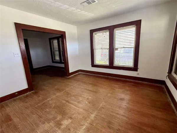 $185,000 | 202 South Magnolia Street, Highlands, TX 77562