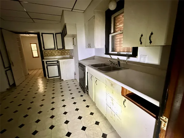 $185,000 | 202 South Magnolia Street, Highlands, TX 77562