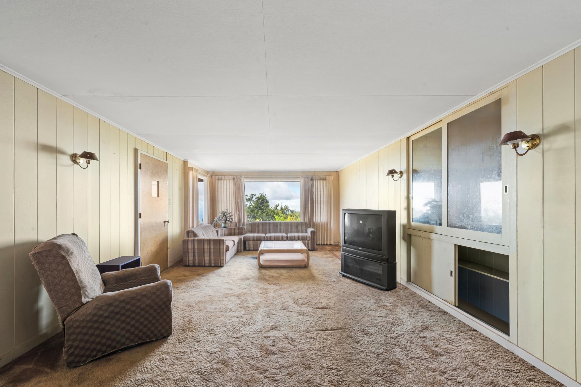 1375 Copp Road Kula, HI 96790 - Photo 12 of 35 a living room with furniture and a kitchen