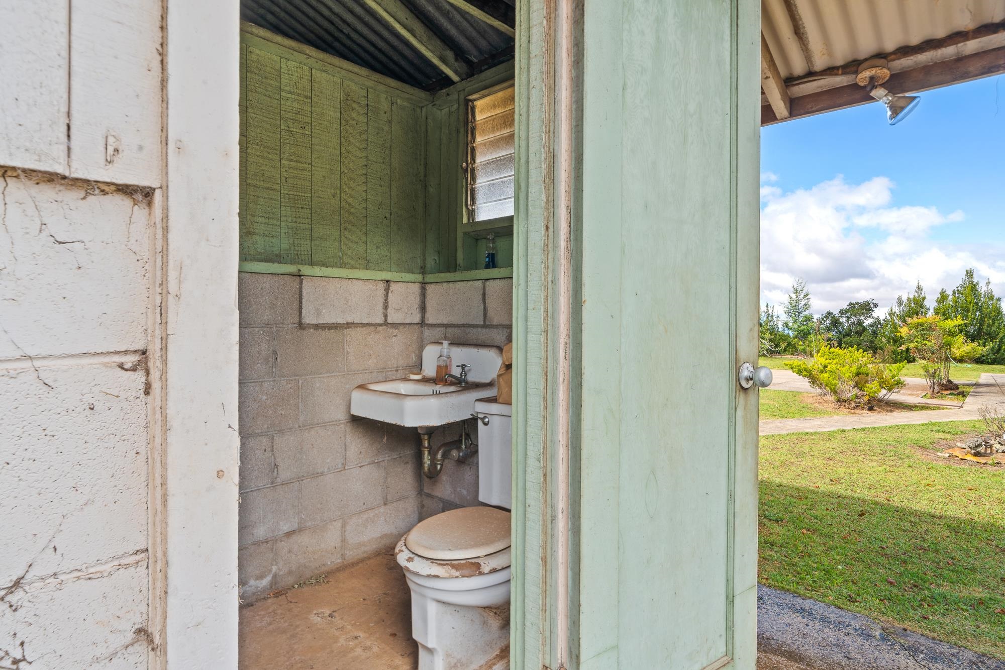 1375 Copp Road Kula, HI 96790 - Photo 24 of 35 a bathroom with a sink toilet and shower