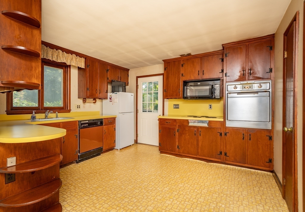 17 Perkins Row Topsfield, MA 01983 - Photo 12 of 34 Gallery Image 12