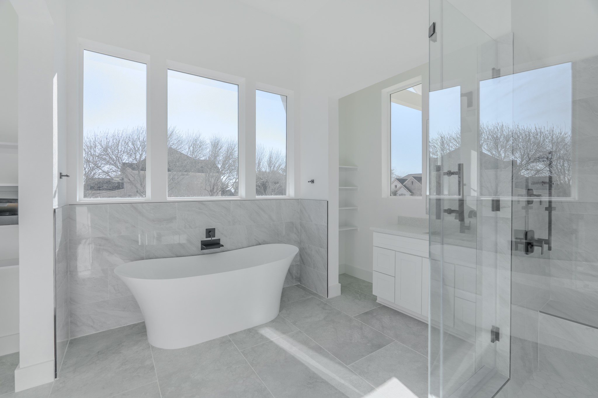 5 Edgewood Circle Montgomery, TX 77356 - Photo 19 of 44 a bathroom with a white bath tub sitting next to a shower